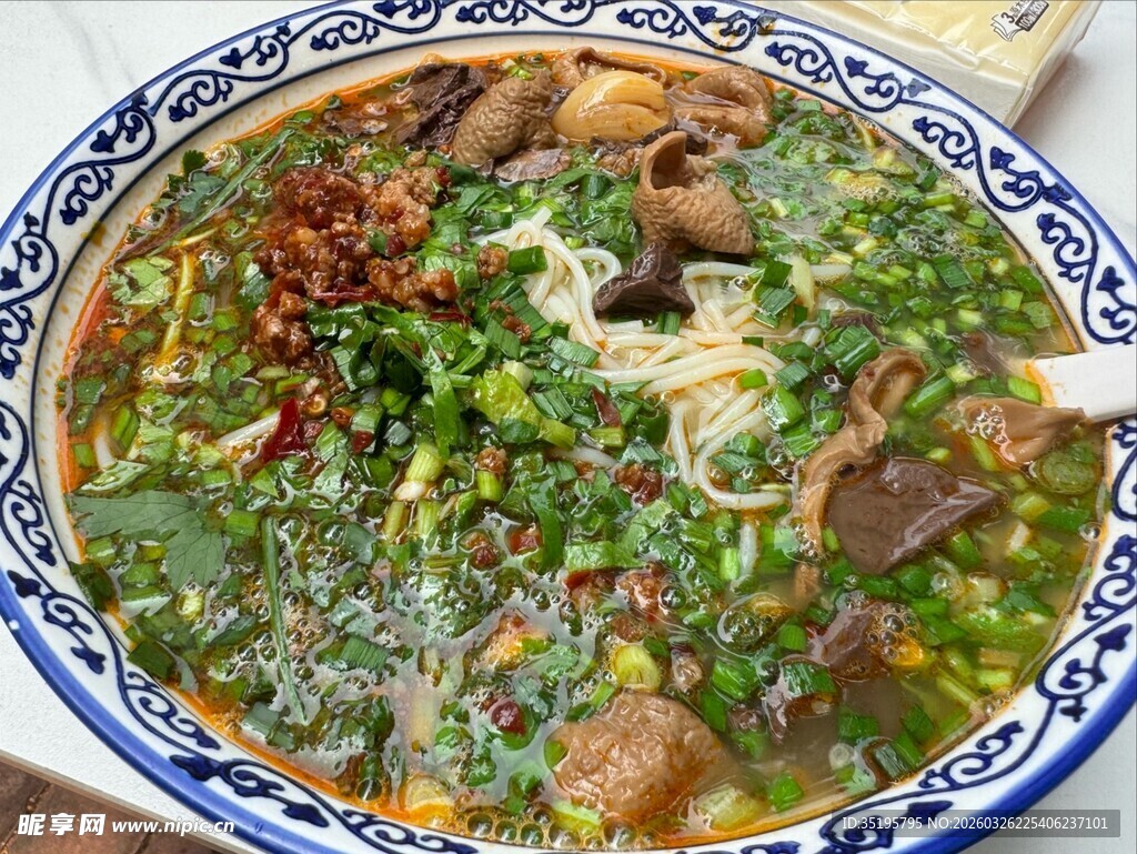 美味鲜香的特色牛杂汤面