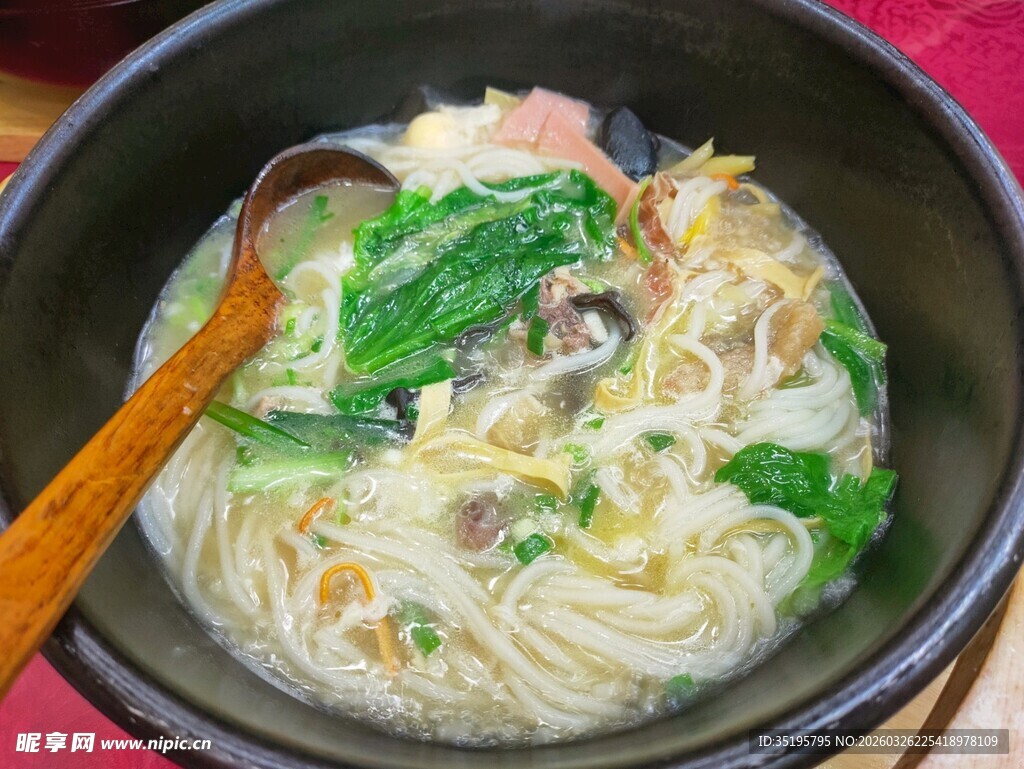 美味蔬菜肉丝面条