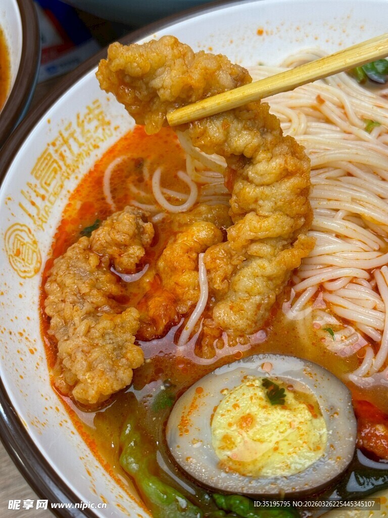 美味特色卤蛋炸物拉面