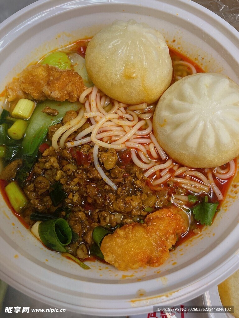包子搭配面条的美味餐食