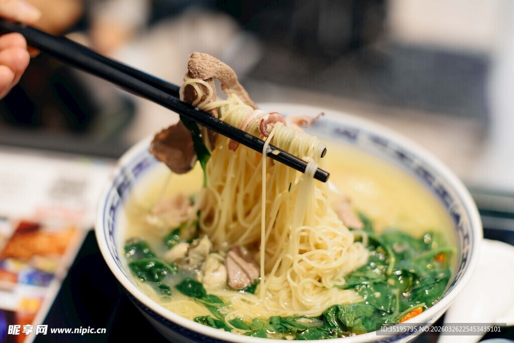 美味面条被筷子夹起