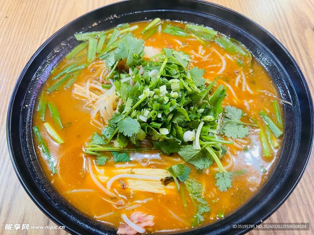 美味香辣热气腾腾牛肉面