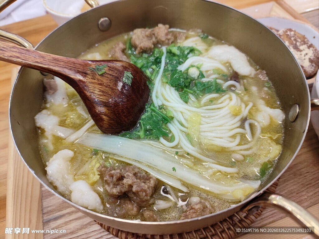 热气腾腾的美味牛肉汤锅