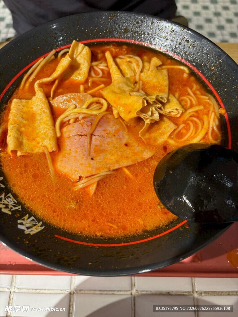 美味诱人的红油火锅