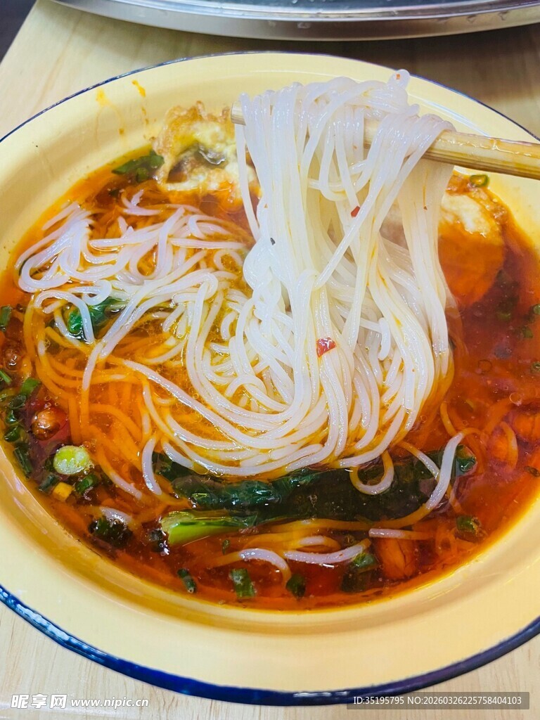 美味热气腾腾的特色米粉