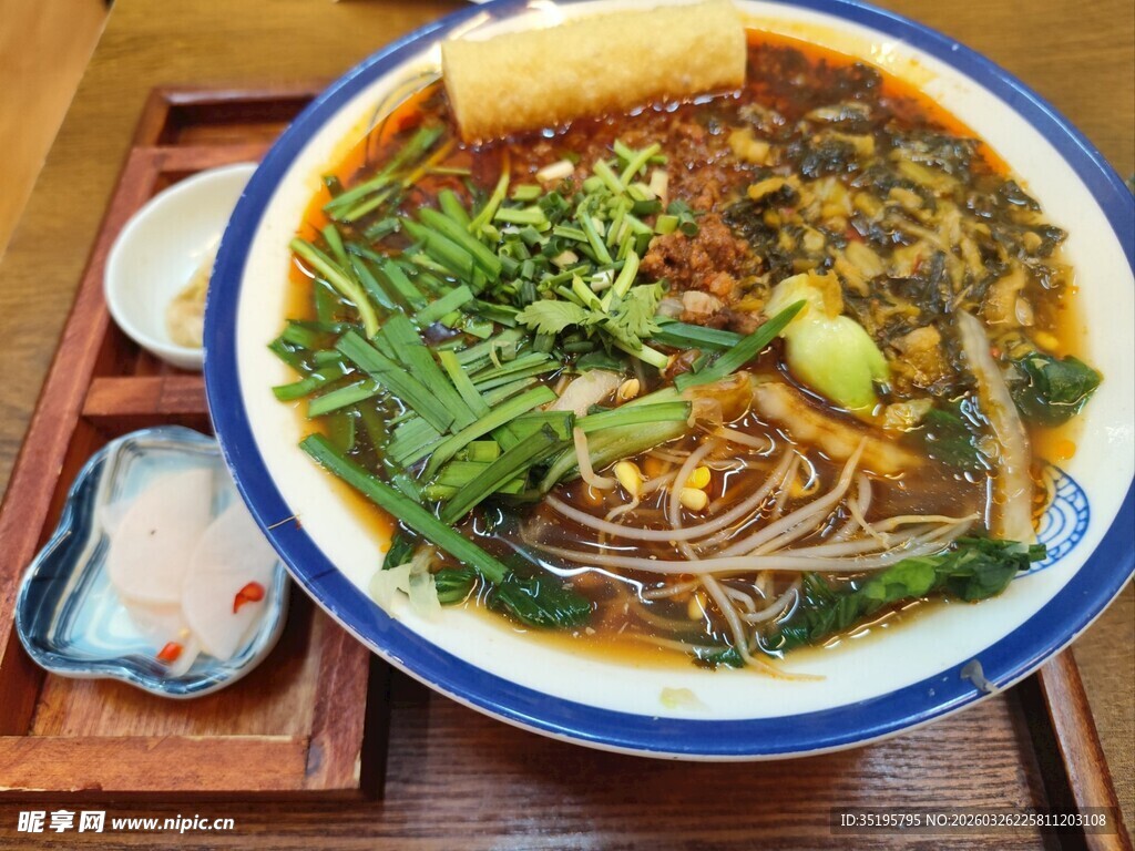 美味酸辣粉配多样蔬菜