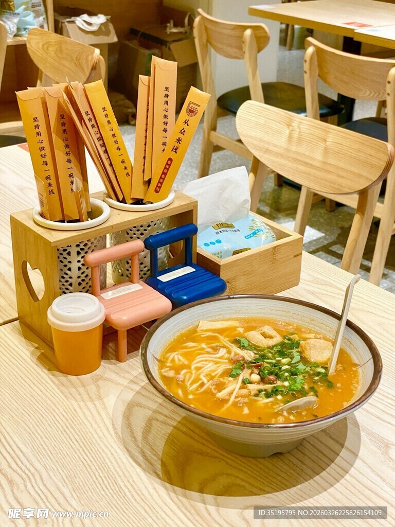 美味汤品搭配香脆面包棒