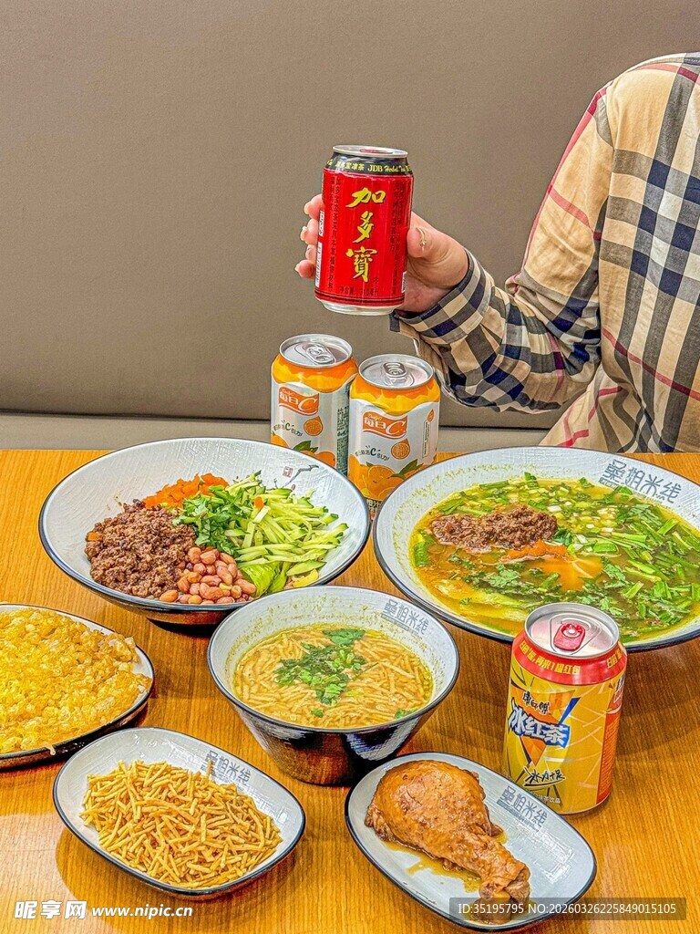 丰盛美食摆满桌的惬意时刻