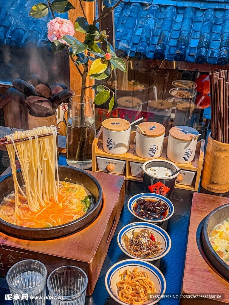 热气腾腾的火锅美食场景