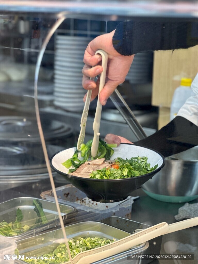 筷子夹取碗中美食