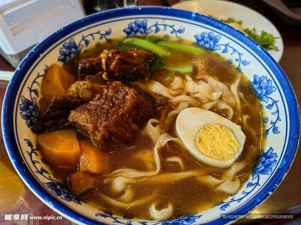 美味牛肉拉面配卤蛋