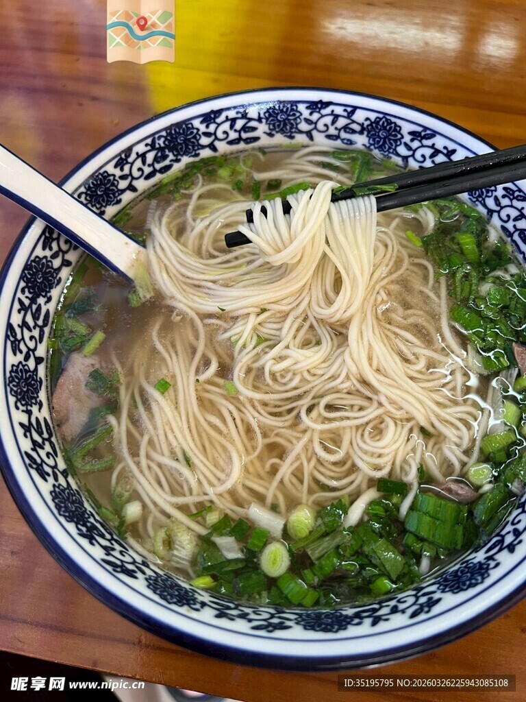 一碗鲜香葱花面条