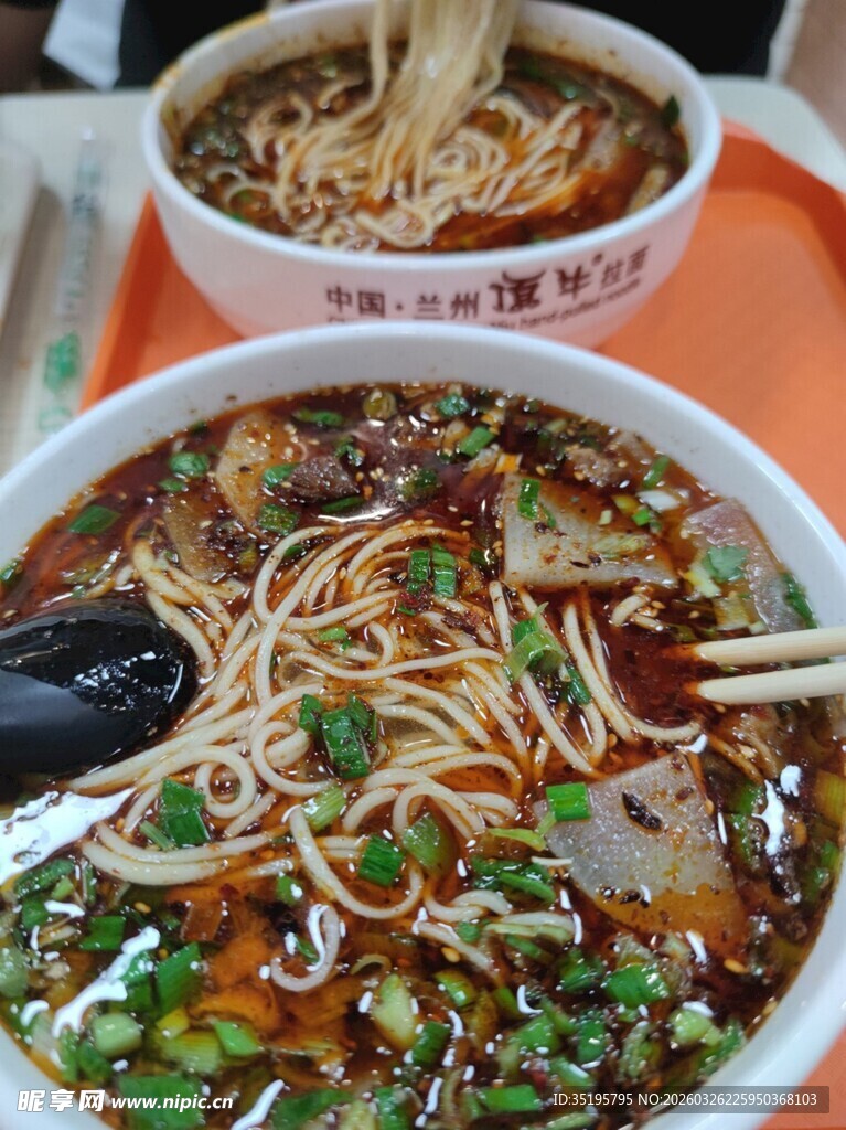 两碗鲜香诱人的特色面条