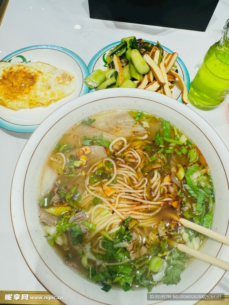 美味汤面搭配多样小吃