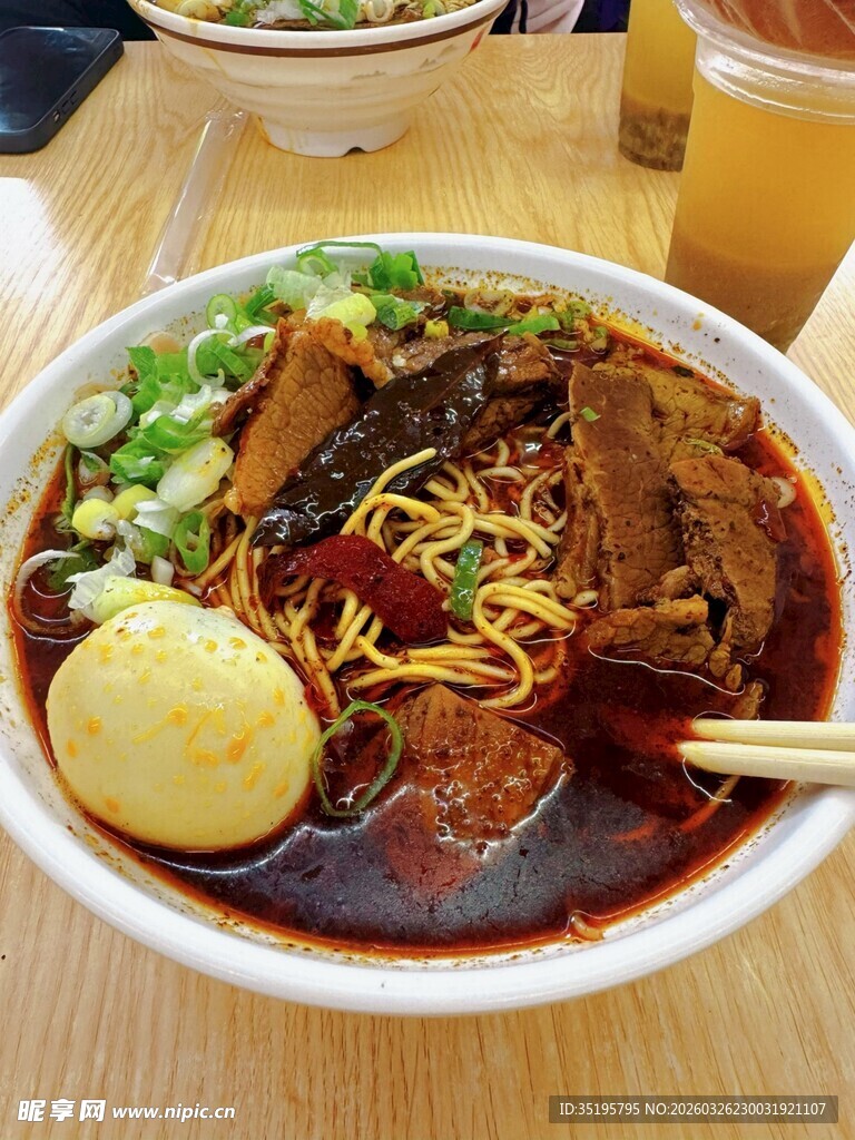 美味特色牛肉面一碗