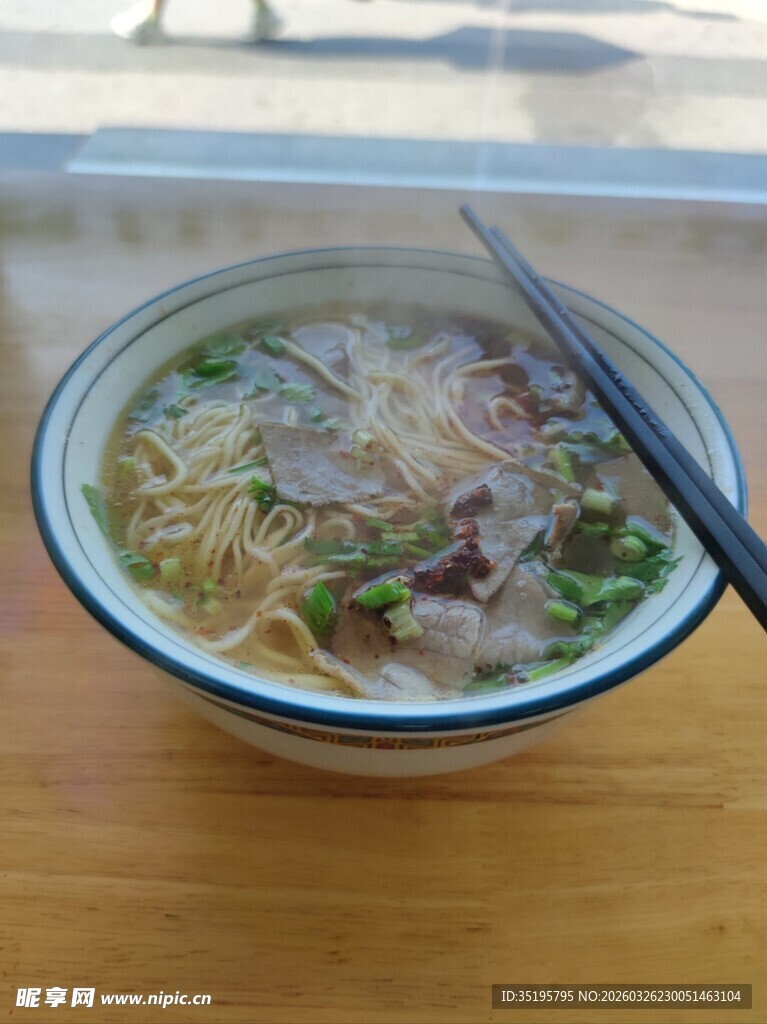 一碗鲜香热乎的家常面条