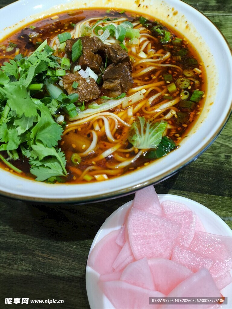 牛肉汤面配美味肉片