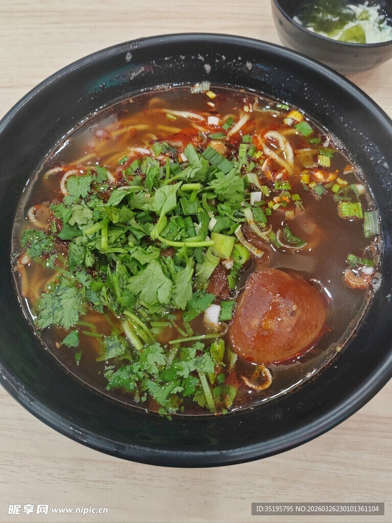 香辣美味的牛肉汤面