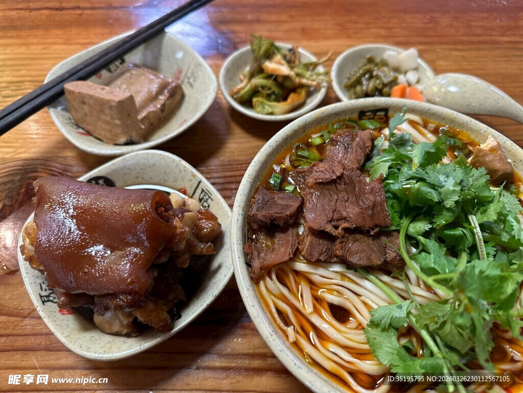 美味牛肉面搭配卤味