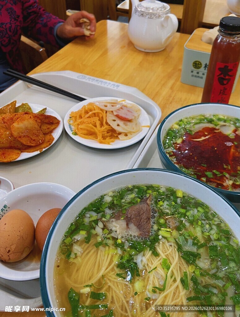 丰盛中式家常美食一桌