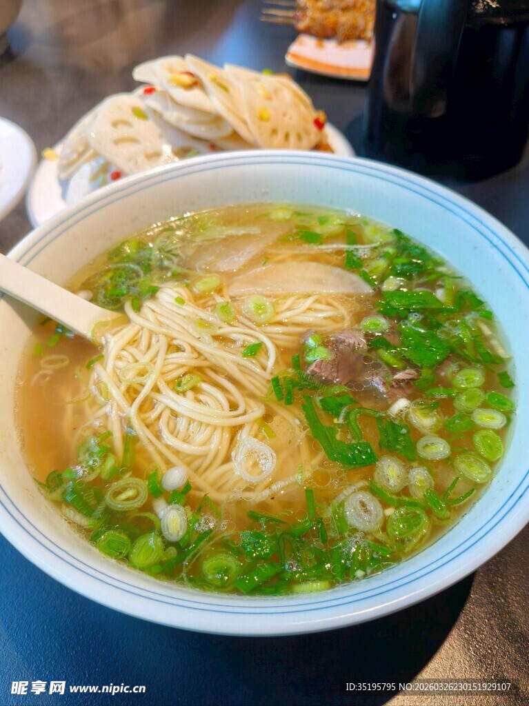 鲜香葱花面条诱人美味