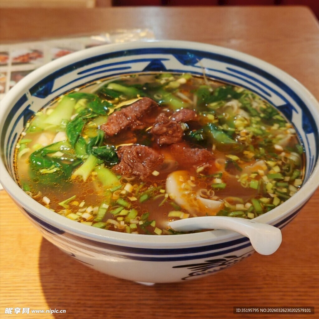 美味牛肉蔬菜汤面