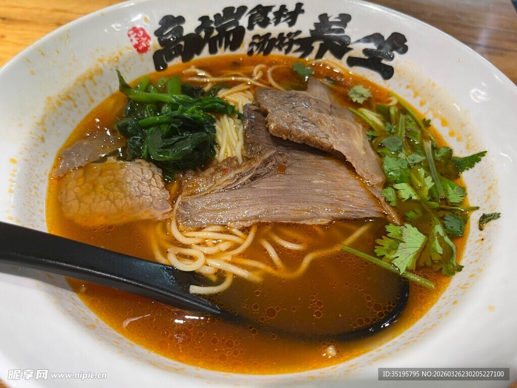 美味牛肉拉面诱人呈现