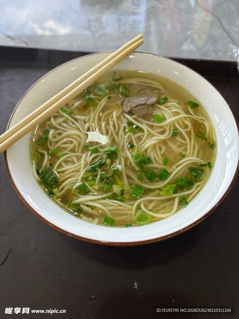 一碗鲜香的清汤面条