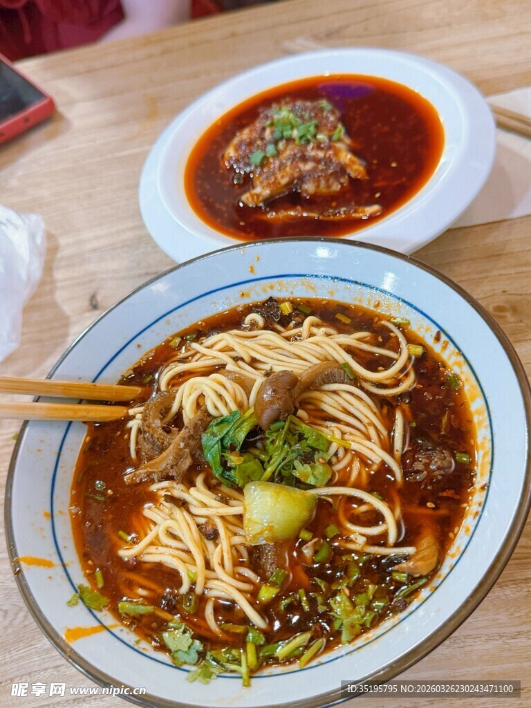 美味牛肉面搭配诱人卤味