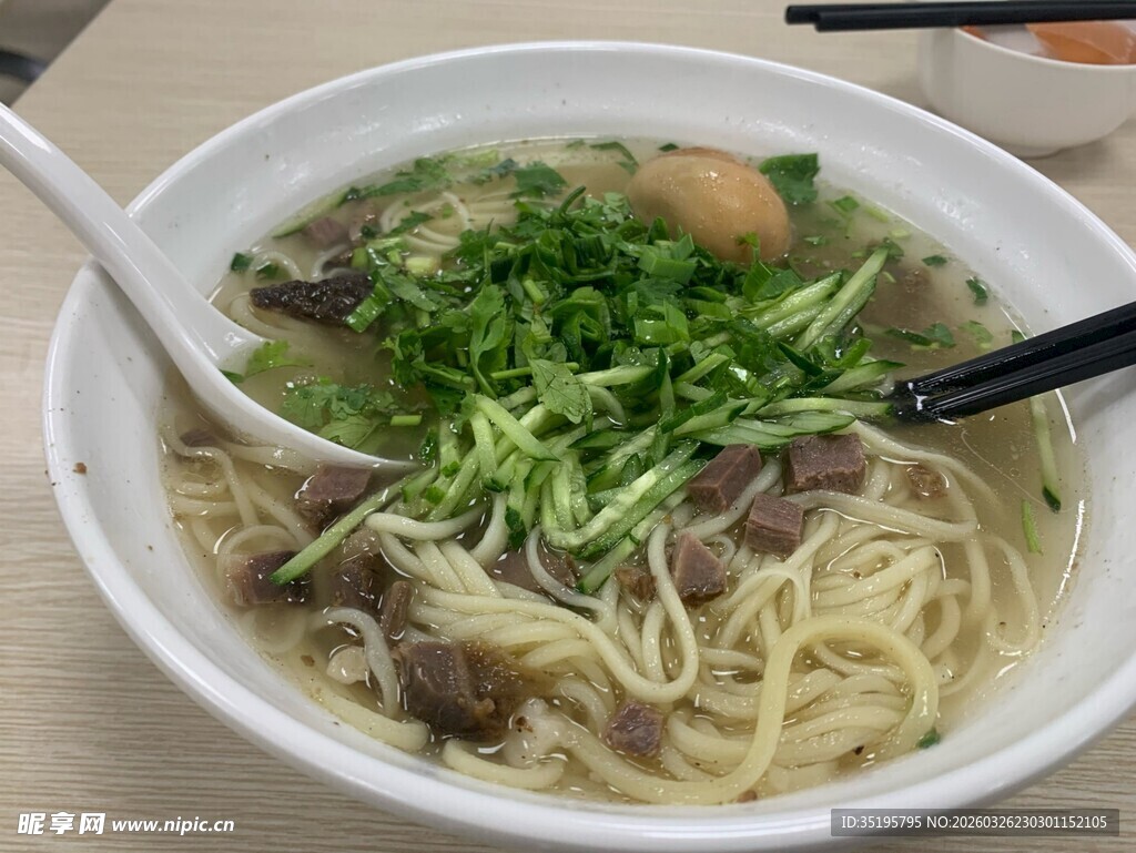 美味牛肉青菜面条