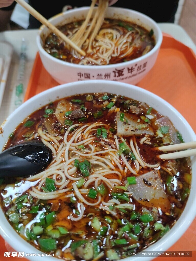 两碗美味特色风味面条