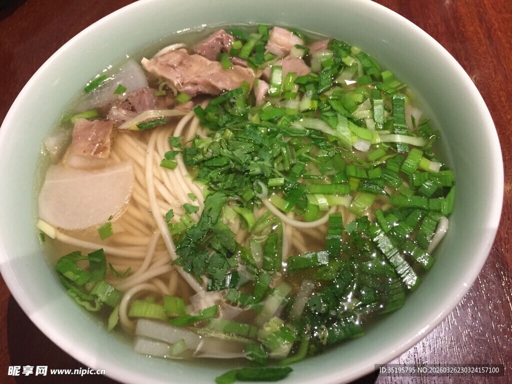 一碗美味的青菜肉丝面