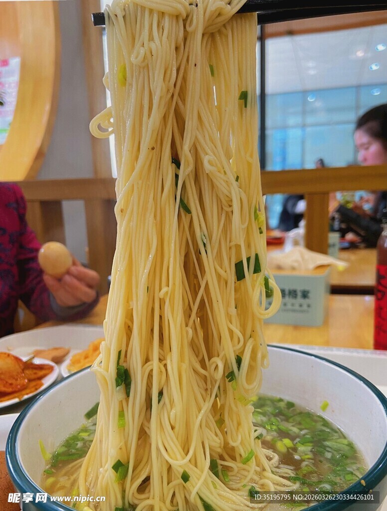 拉面高高挑起诱人食欲