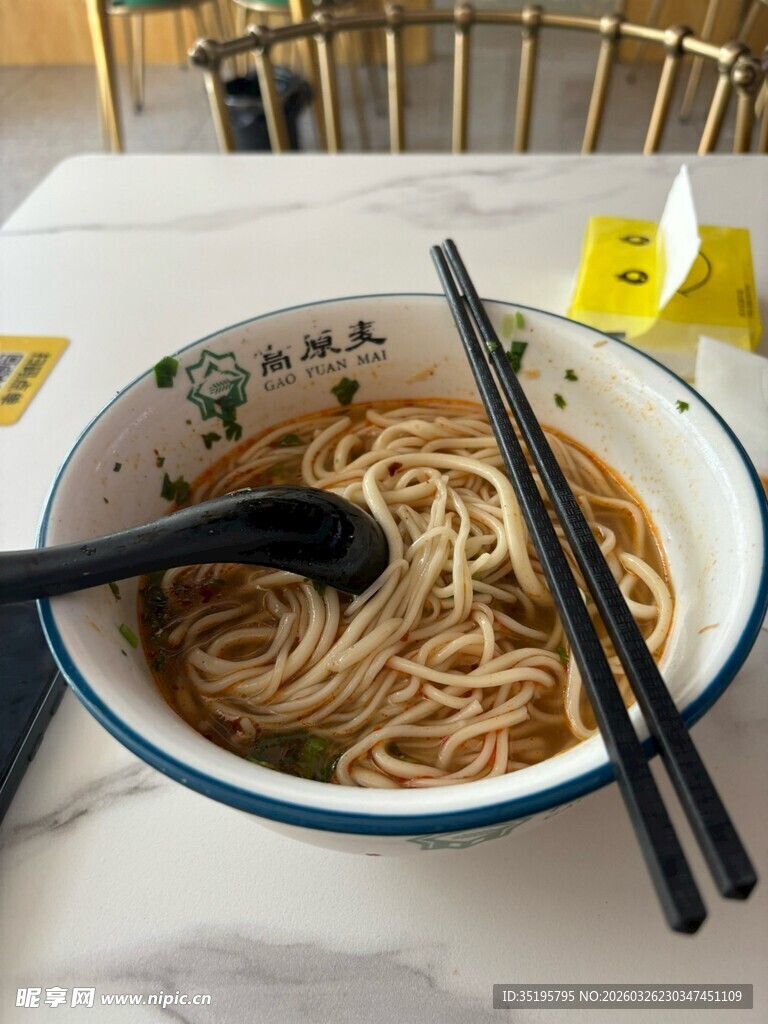 一碗美味面条配筷子