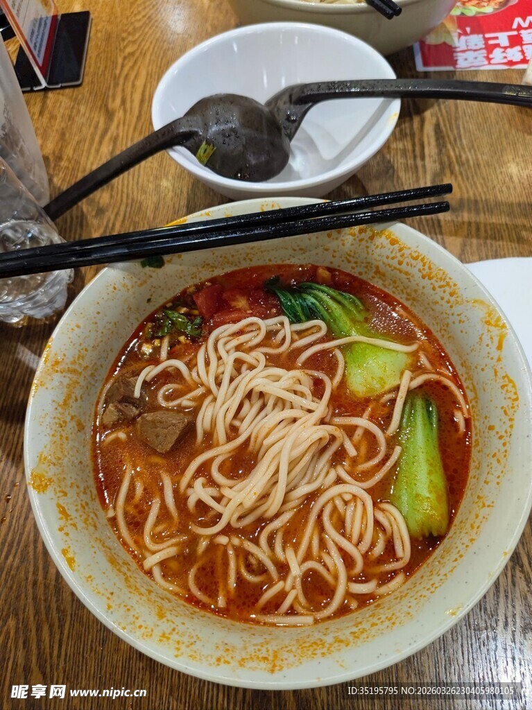 美味红油面条摆于桌