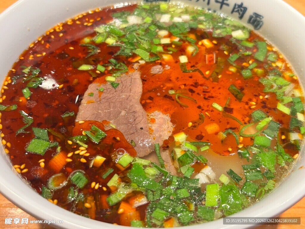 红油飘香的美味牛肉汤