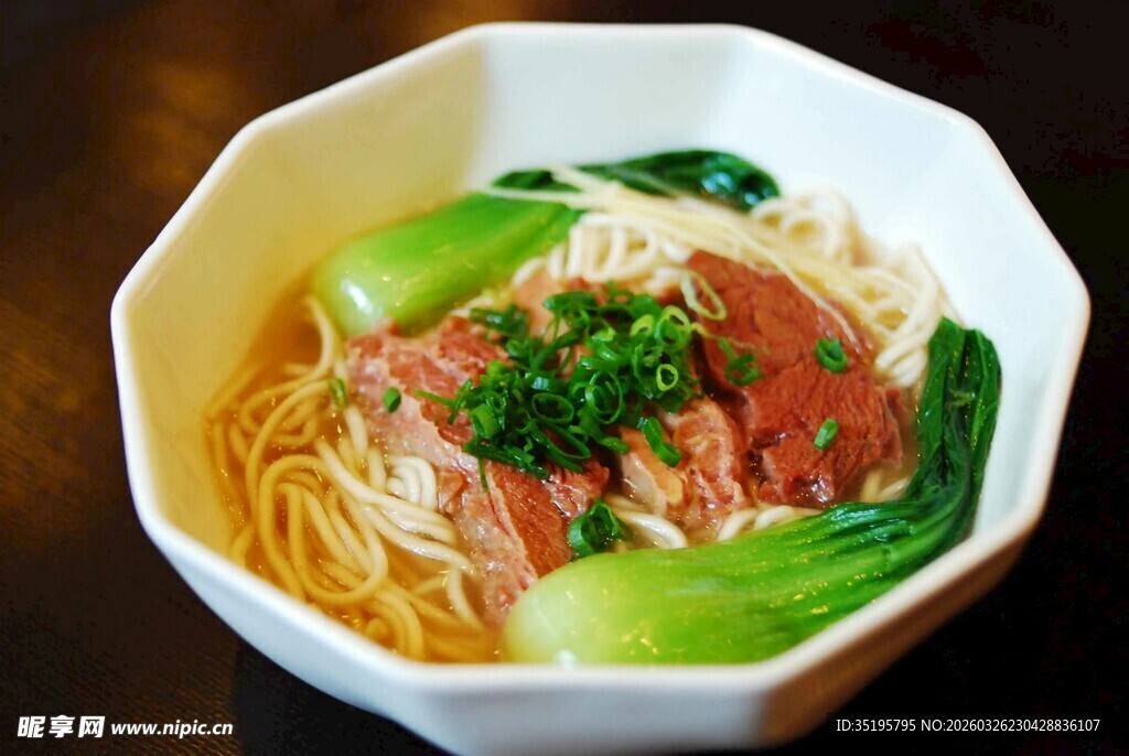 美味叉烧青菜面条