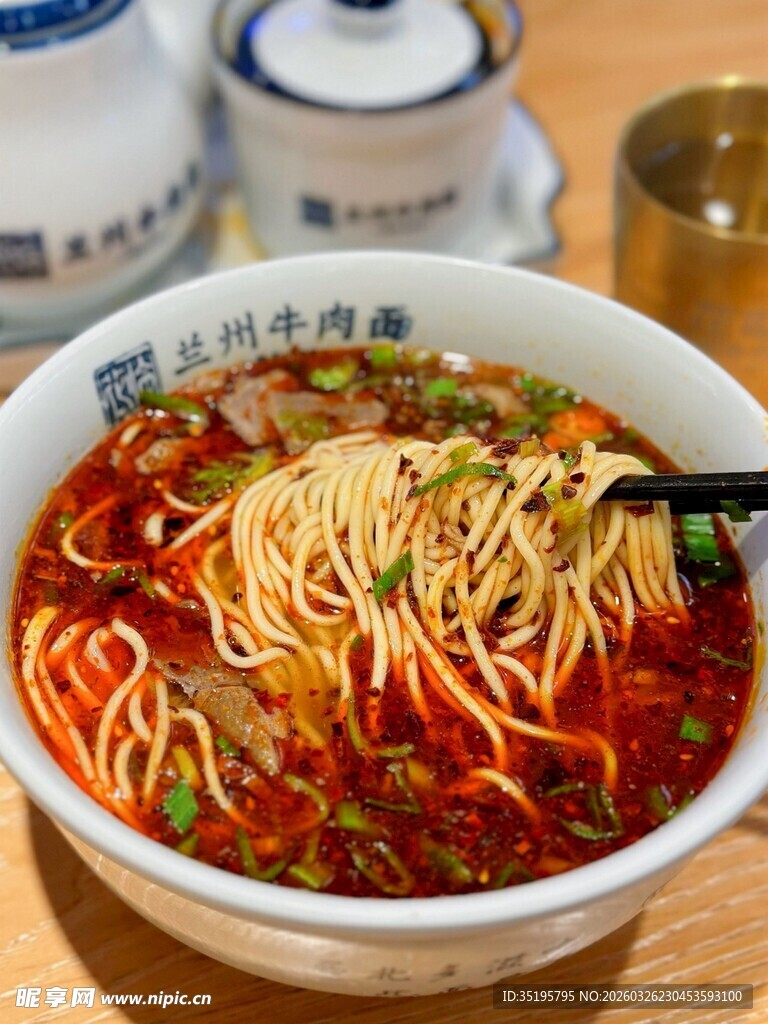 美味红油面条诱人呈现
