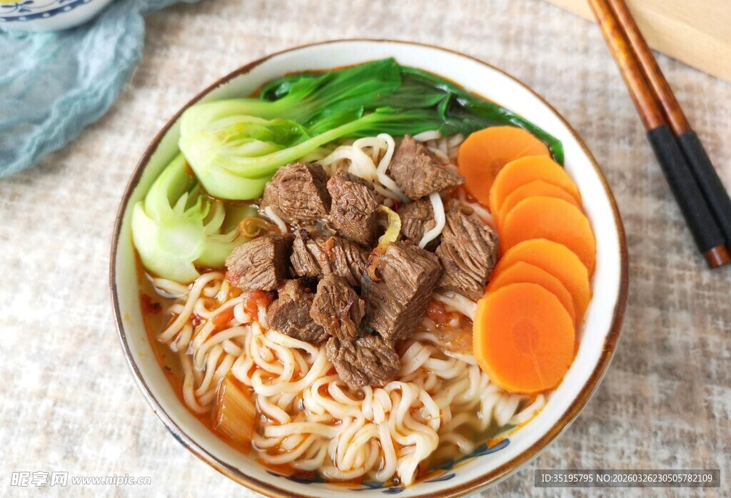 牛肉蔬菜拉面特写