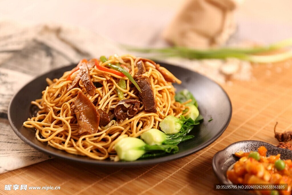 美味炒面搭配小菜