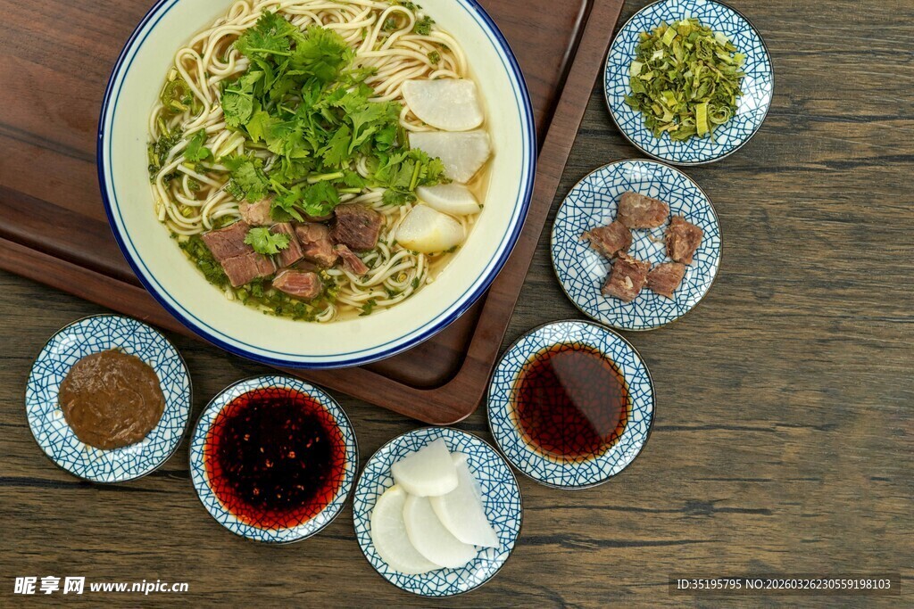 美味面食搭配多样调料