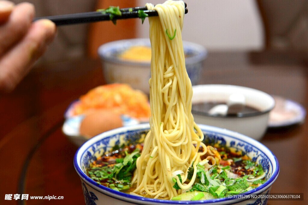 美味拉面被筷子挑起