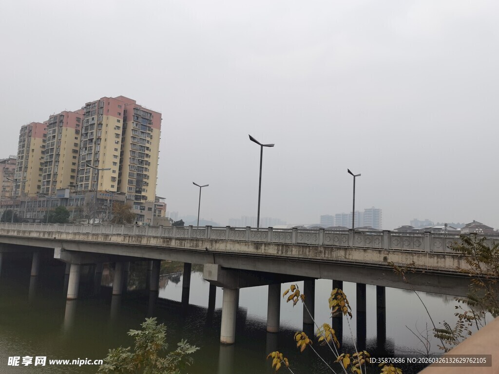 城市桥梁与周边建筑景观