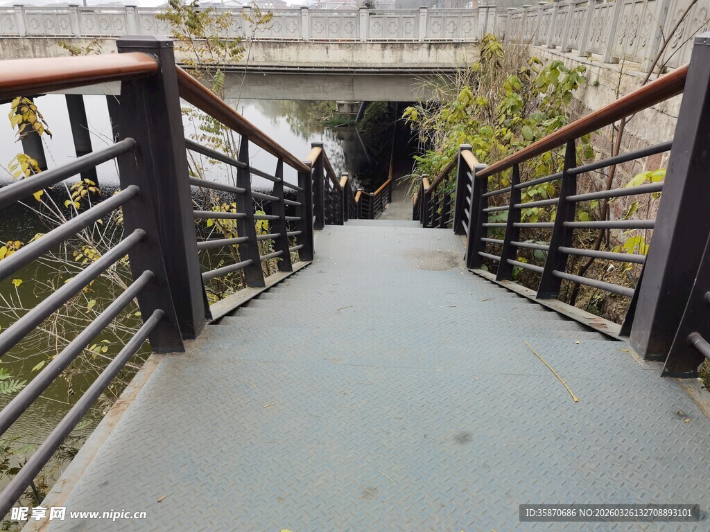 通往隧道的户外步行通道