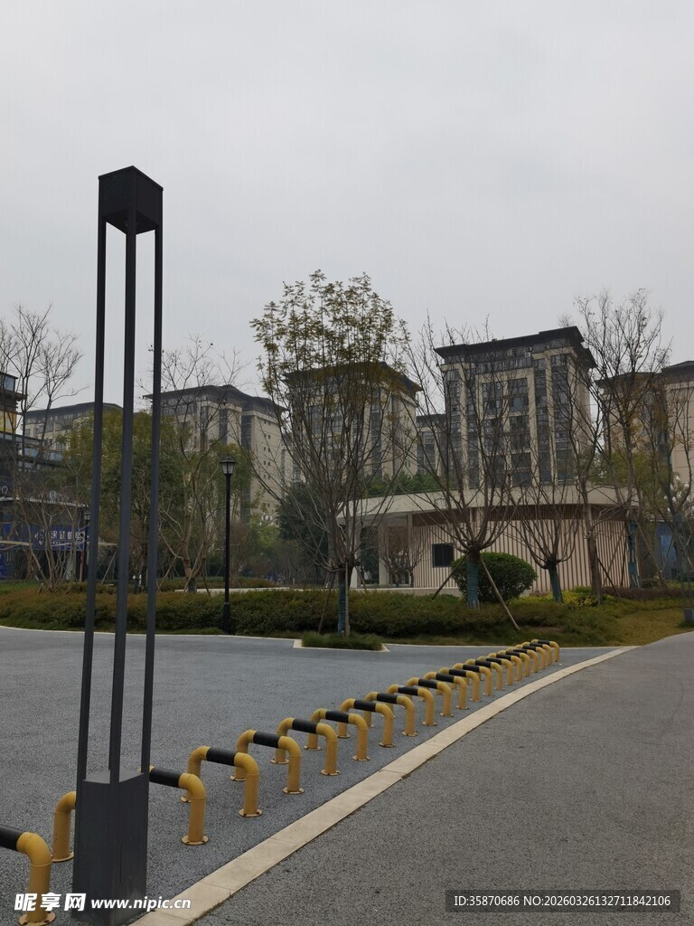 湖边道路旁的现代建筑群