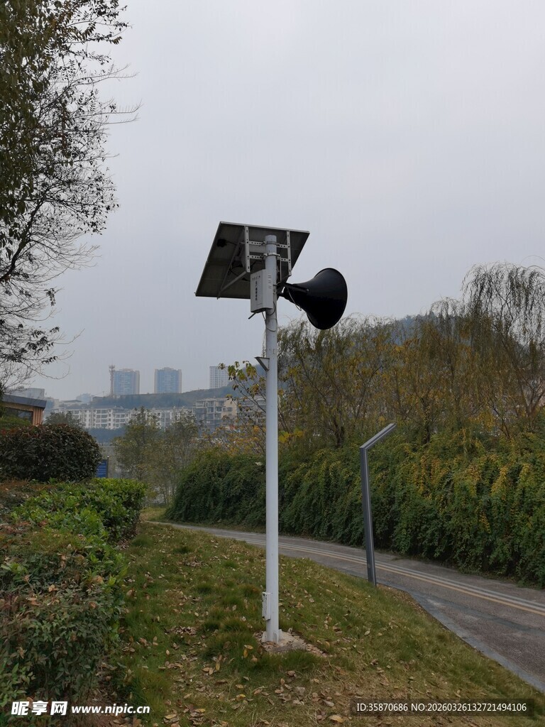 户外路旁的黑色扩音喇叭