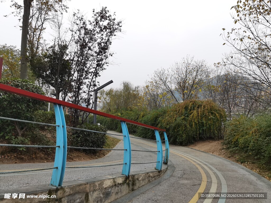 公园蜿蜒小路旁彩色护栏