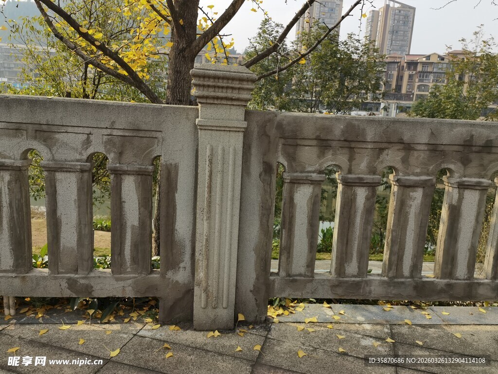 古朴石栏杆城市秋景一角