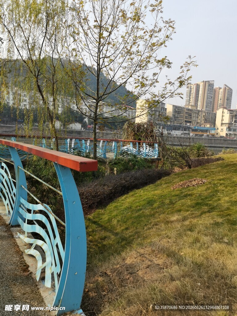 河畔蓝栏杆旁的自然景致