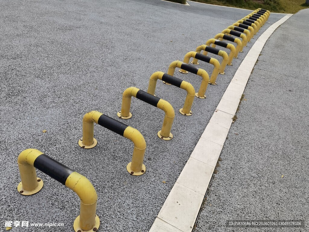 道路上的黄色金属挡车器